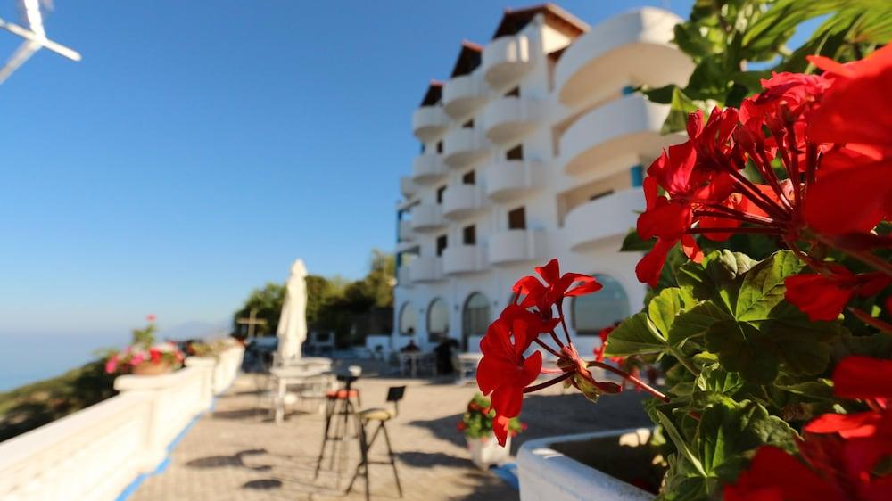 Paradise Lukova Hotel Εξωτερικό φωτογραφία